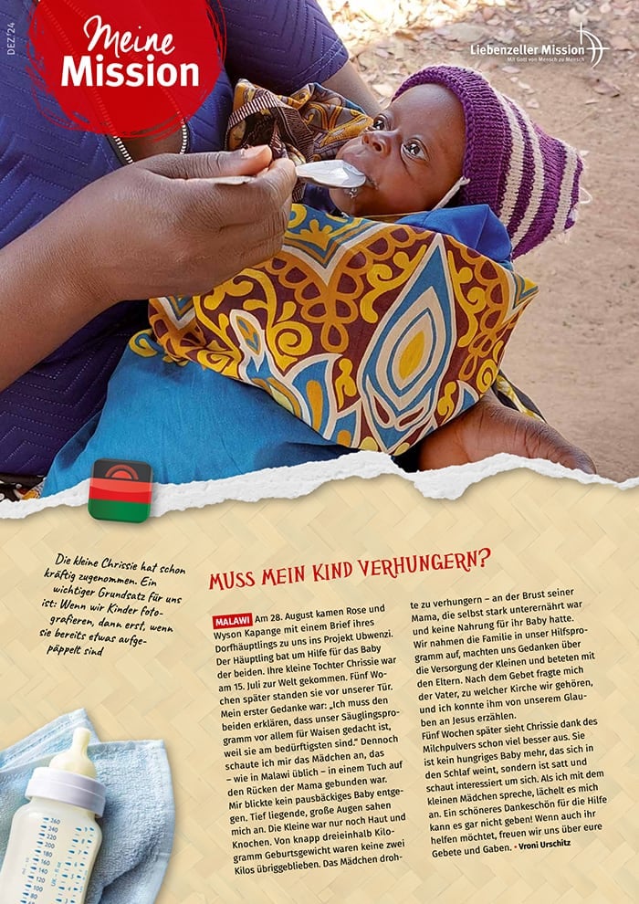 Ein Baby in farbenfroher Kleidung wird von einem Erwachsenen mit einem Löffel gefüttert, wobei das Bild von Text und einer Babyflaschengrafik umgeben ist.