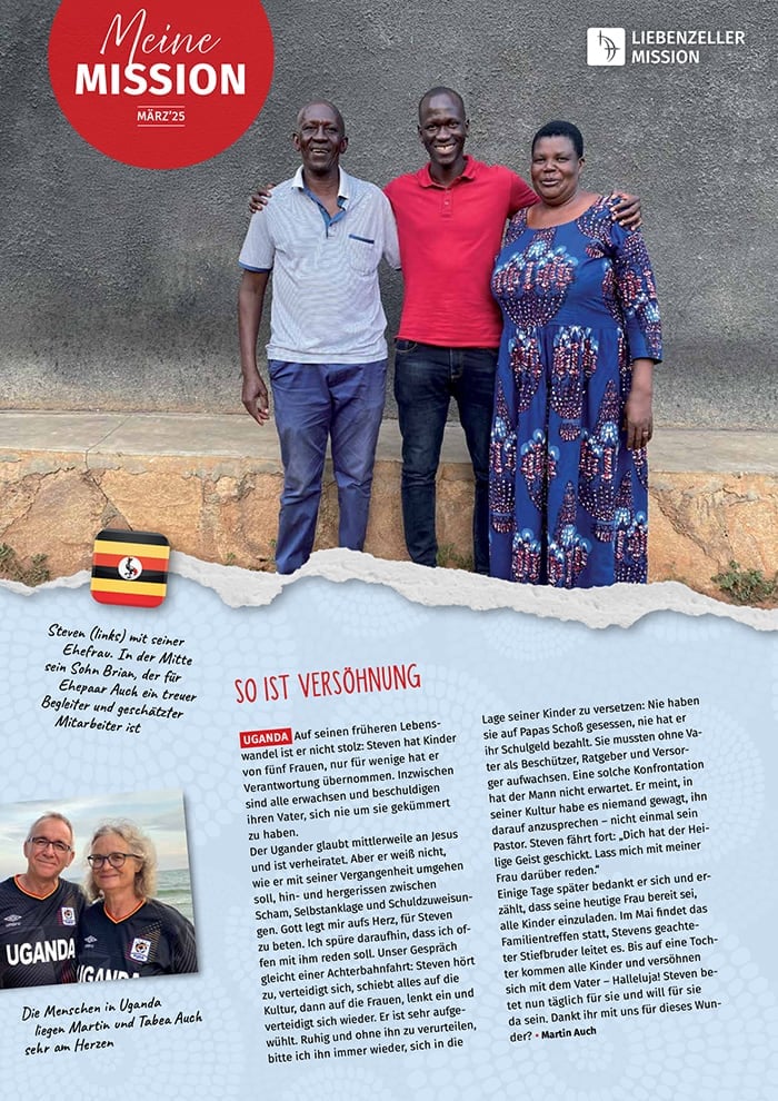 Drei Personen stehen lächelnd vor einer Mauer, zwei Männer und eine Frau, die Arm in Arm für ein Foto in Uganda posieren.