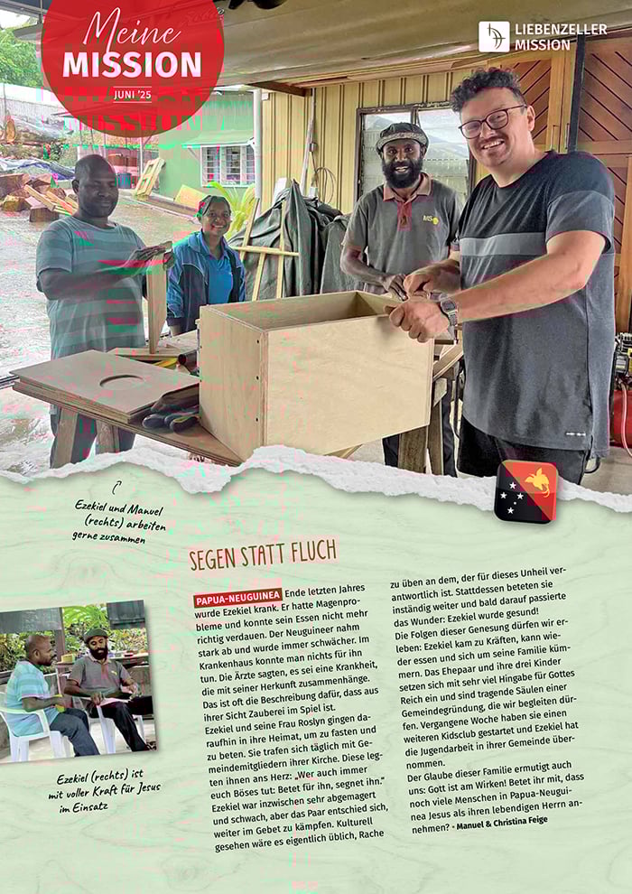 Vier lächelnde Menschen, die im Freien mit Holz arbeiten, wobei im Hintergrund Werkzeuge und eine Holzkonstruktion zu sehen sind.
