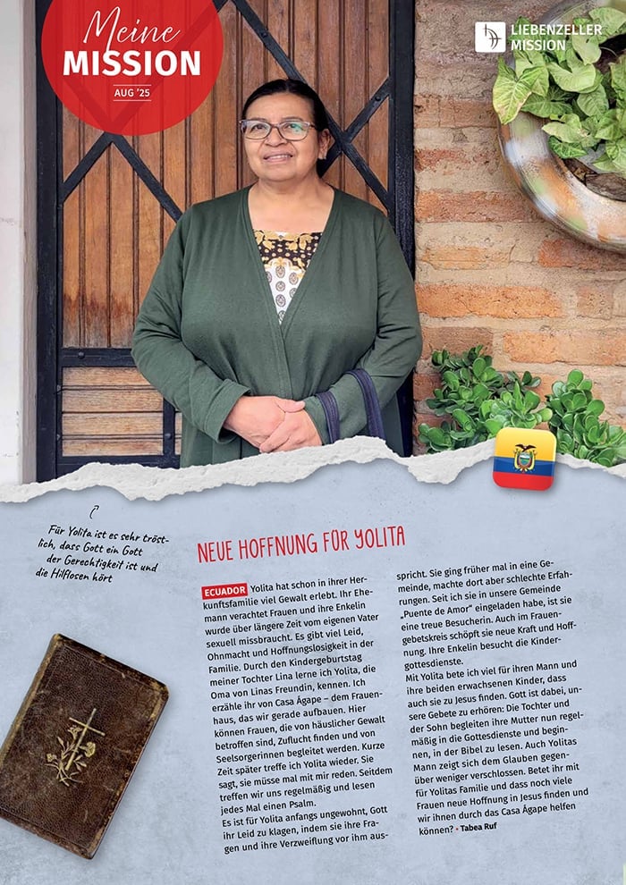 Eine Frau mit Brille steht lächelnd an einer Tür, mit Text und einer aufgeschlagenen Bibel in der unteren linken Ecke.