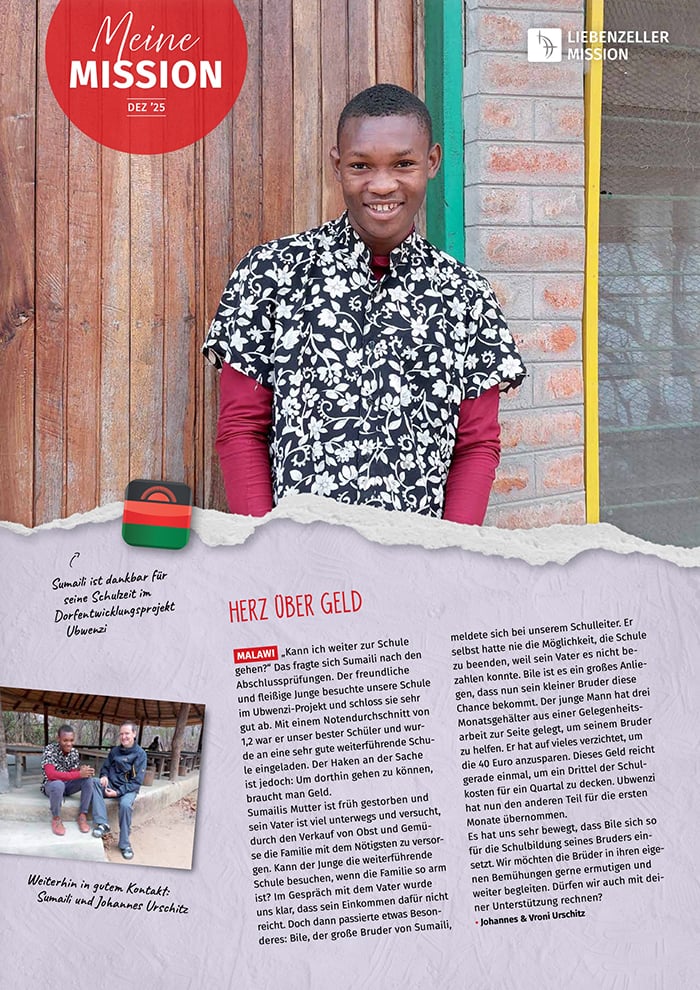 Ein lächelnder Junge in einem gemusterten Hemd steht vor einer Backsteinmauer und einer Holztür, die Hände in den Taschen.