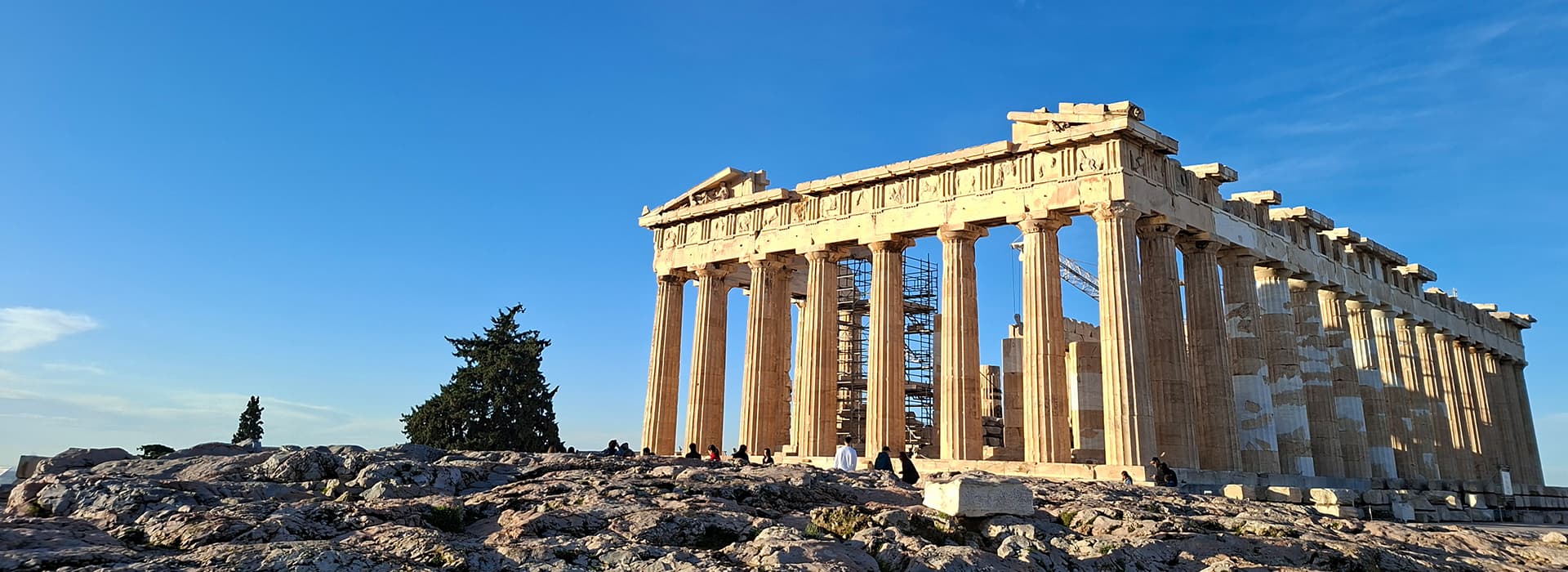 Der Parthenon-Tempel auf der Akropolis in Athen, Griechenland, bei strahlend blauem Himmel.