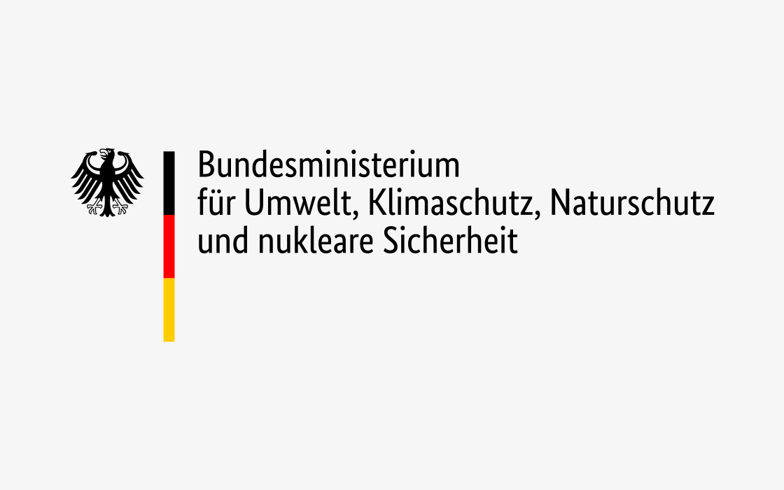 Logo des deutschen Bundesministeriums für Umwelt, Naturschutz und Reaktorsicherheit mit Bundesadler und Flaggenfarben.