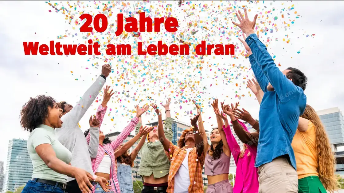 Eine bunte Gruppe von Menschen wirft im Freien Konfetti in die Luft; der deutsche Text lautet 20 Jahre Weltweit am Leben dran.