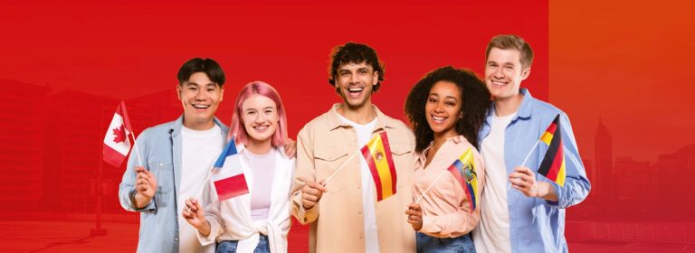 Fünf lächelnde junge Erwachsene halten kleine Nationalflaggen von Kanada, Frankreich, Spanien, Ecuador und Deutschland vor einem roten Hintergrund.