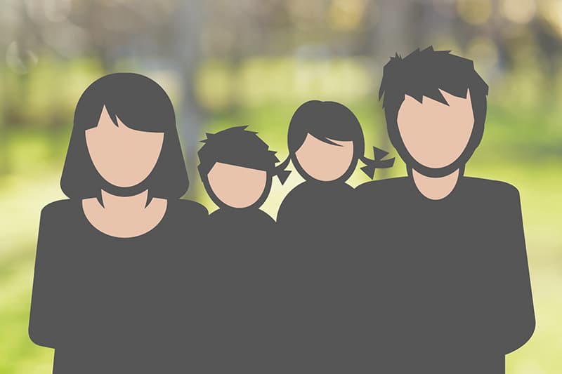 Illustration einer gesichtslosen vierköpfigen Familie, die vor einem unscharfen Hintergrund im Freien zusammensteht.