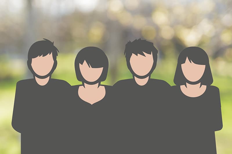 Illustration von vier gesichtslosen Menschen, die nebeneinander stehen, mit einem unscharfen Hintergrund im Freien.