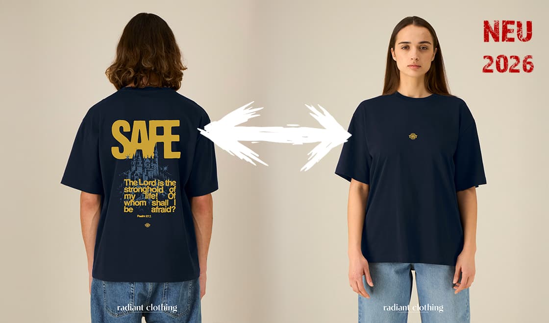 Zwei Personen tragen marineblaue SAFE-T-Shirts; die Rückseite ist gelb bedruckt, die Vorderseite ist einfarbig mit kleinem Logo.
