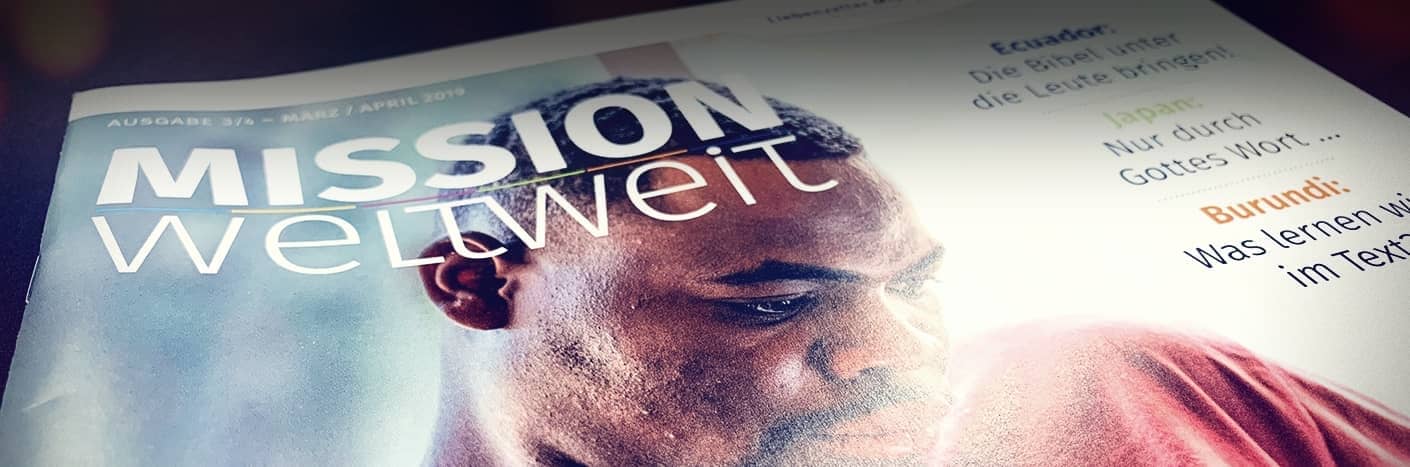Titelbild der Zeitschrift MISSION weltweit mit einer Nahaufnahme eines nach unten blickenden Mannes und einem Text über Ecuador, Japan und Burundi.