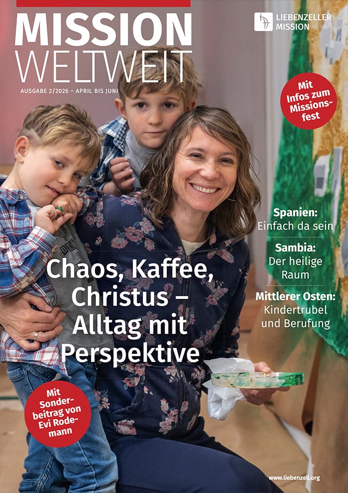 Eine lächelnde Frau und zwei kleine Jungen posieren in einem Haus mit Bastelarbeiten auf dem Titelbild eines deutschen christlichen Magazins.