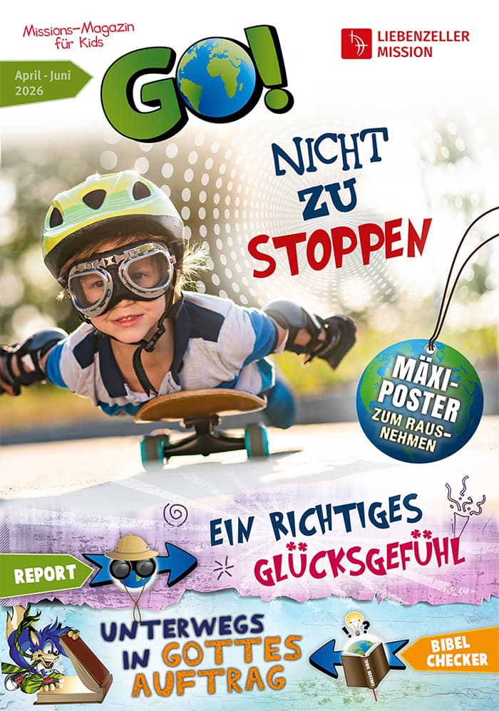 Ein lächelndes Kind mit Helm und Schutzbrille fährt auf einem Skateboard. Text und bunte Grafiken werben für ein Missionsmagazin für Kinder.