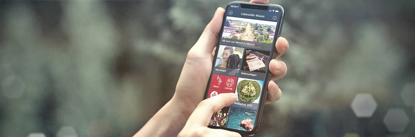 Eine Person verwendet eine Smartphone-App und durchsucht Kategorien mit Bildern und Symbolen auf dem Bildschirm.