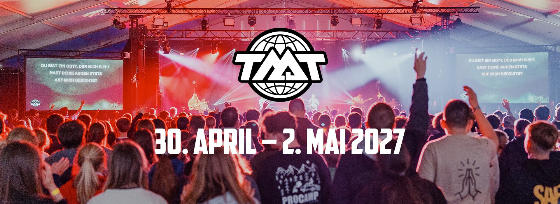 Publikum bei einem Konzert in einem großen Zelt mit TNT-Logo und den Veranstaltungsdaten: 30. April – 2. Mai 2027.