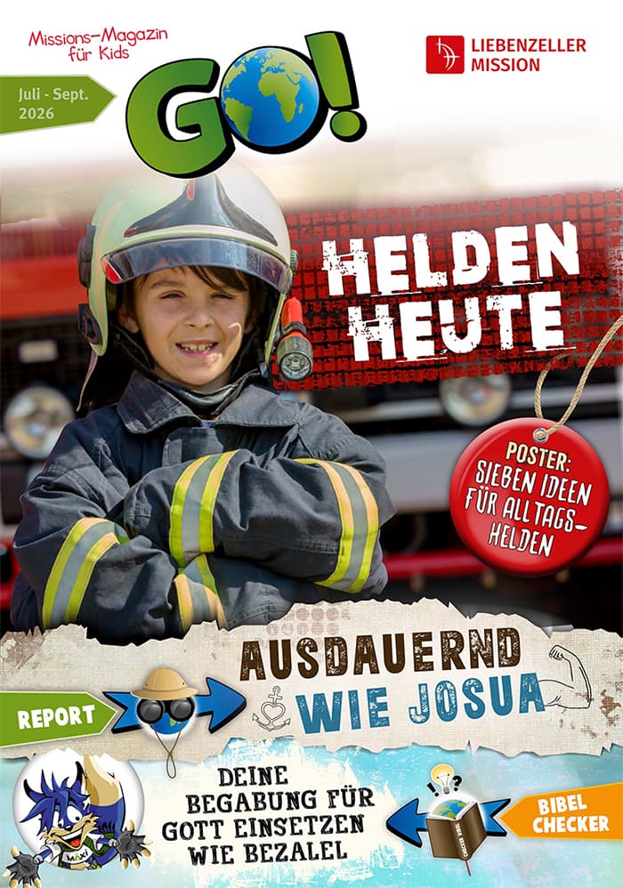 Ein lächelndes Kind in Feuerwehrkleidung steht vor einem Feuerwehrauto auf einem farbenfrohen deutschen Magazin-Cover für Kinder.