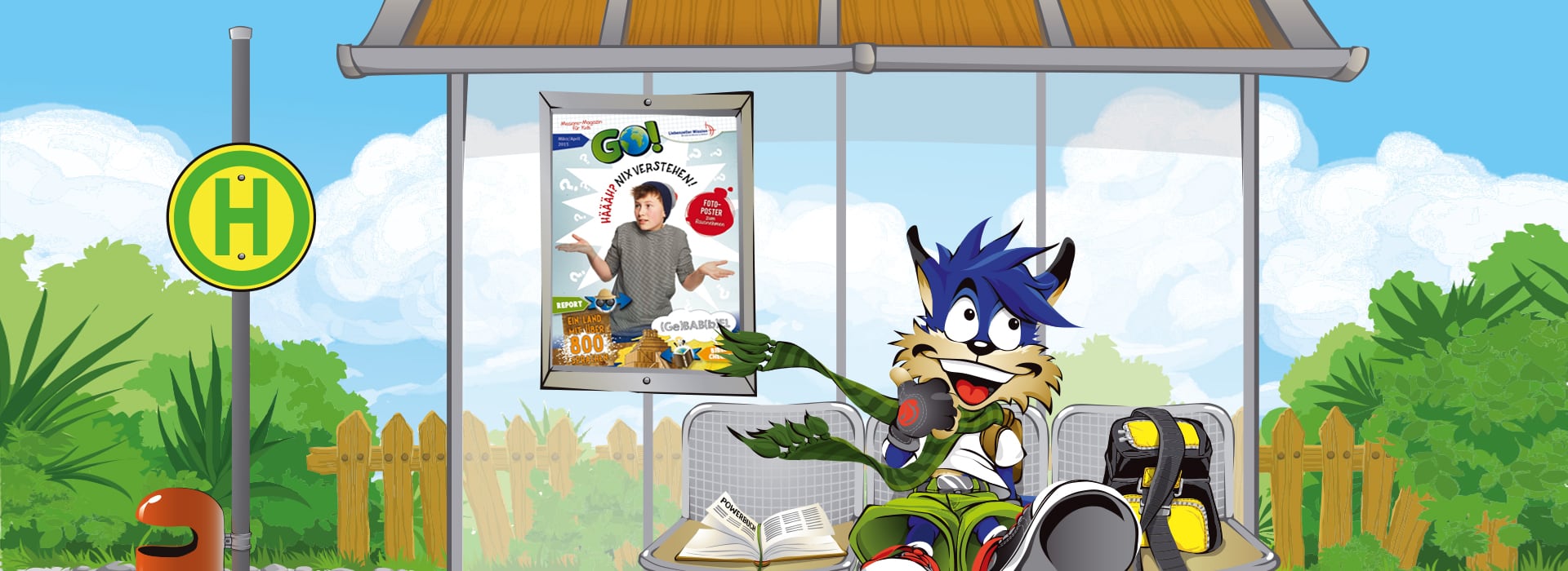 Ein blauer Comic-Wolf sitzt an einer Bushaltestelle und zeigt auf ein Plakat an der Wand des Wartehäuschens, hinter dem Bäume und ein Zaun zu sehen sind.
