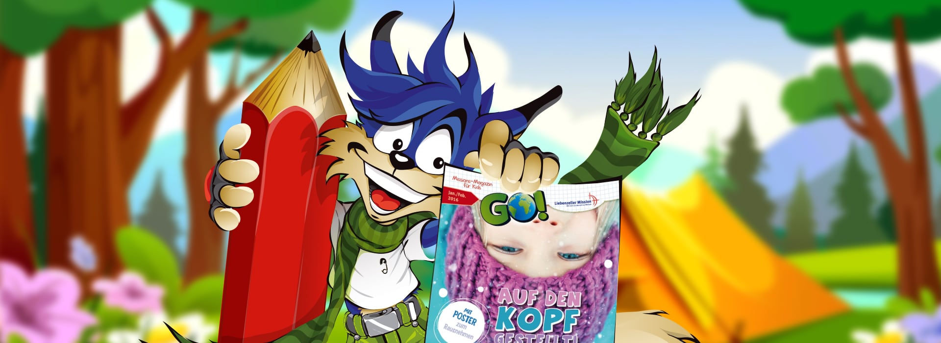 Ein Cartoon-Fuchs hält einen großen roten Bleistift und eine Kinderzeitschrift in der Hand, während er sich im Freien in der Nähe eines gelben Zeltes und einiger Bäume befindet.