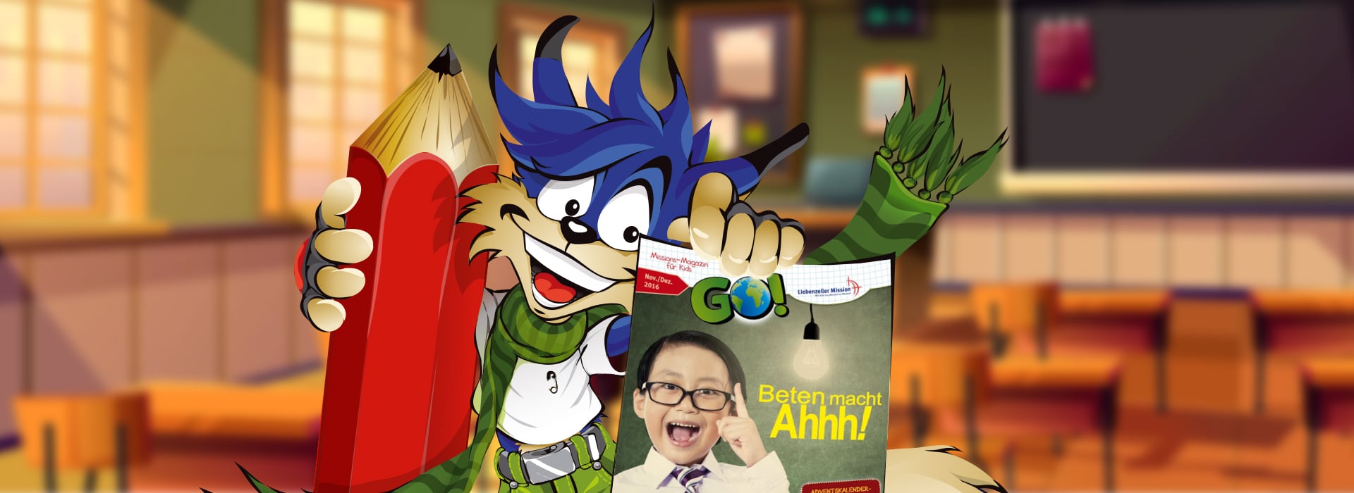 Ein Cartoon-Fuchs, der einen riesigen Bleistift und eine Zeitschrift mit einem lächelnden Kind auf dem Cover in einem Klassenzimmer hält.