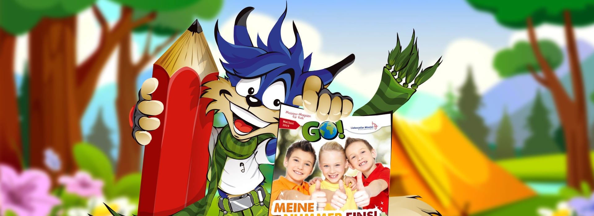 Ein Cartoon-Wolf, der einen großen roten Bleistift und eine Zeitschrift mit lächelnden Kindern in der Hand hält, draußen in der Nähe eines Zeltes und von Bäumen.