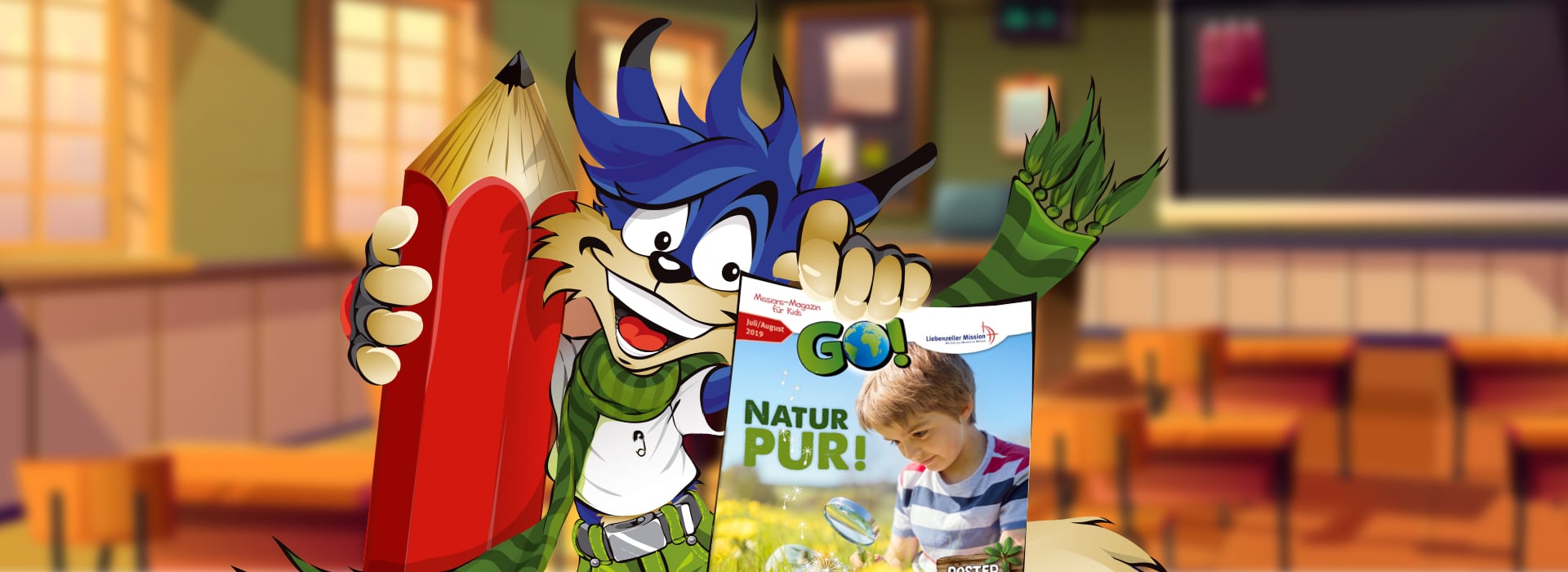 Ein Comic-Wolf, der einen großen roten Bleistift und eine Zeitschrift mit einem Jungen und der Aufschrift „Natur PUR!“ auf dem Cover in der Hand hält, in einem Klassenzimmer.