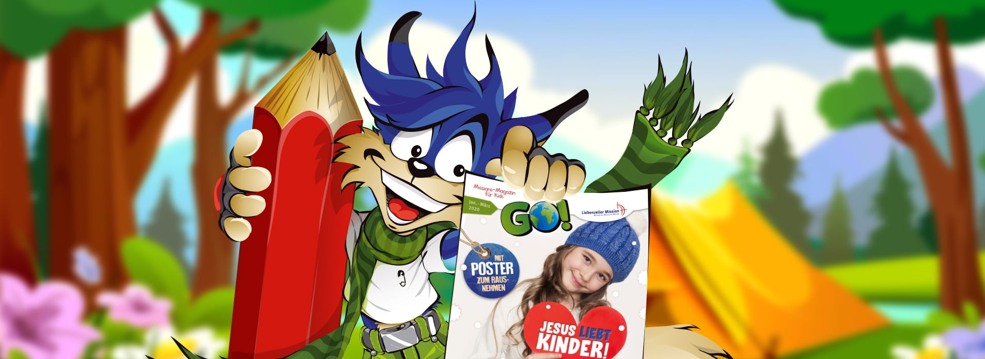 Ein Cartoon-Tier, das einen großen roten Bleistift und eine Kinderzeitschrift mit einem lächelnden Mädchen auf dem Cover in der Hand hält, draußen in einem Park.