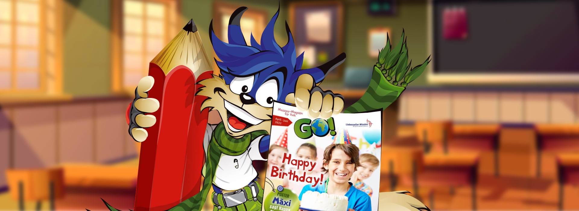 Ein Comic-Wolf, der einen großen roten Bleistift und eine Kinderzeitschrift zum Thema Geburtstag in der Hand hält und in einem bunten Klassenzimmer steht.