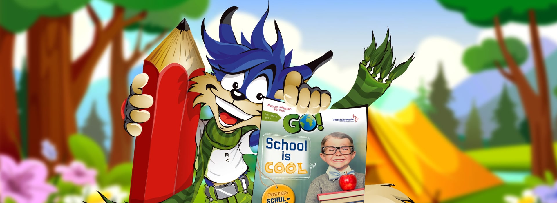 Ein Cartoon-Wolf, der einen riesigen Bleistift und ein Plakat mit der Aufschrift „Schule ist cool!“ in der Hand hält, vor einer farbenfrohen Kulisse im Freien mit Bäumen und einem Zelt.