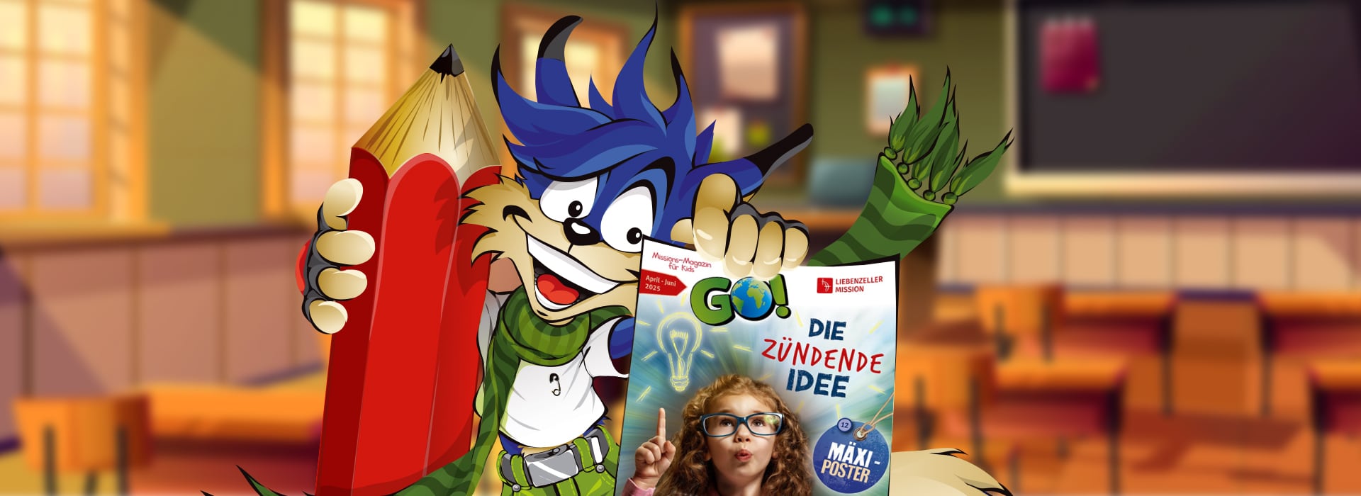 Ein Cartoon-Fuchs mit blauen Haaren hält in einem hell erleuchteten Klassenzimmer einen großen roten Bleistift und eine deutsche Zeitschrift in der Hand.