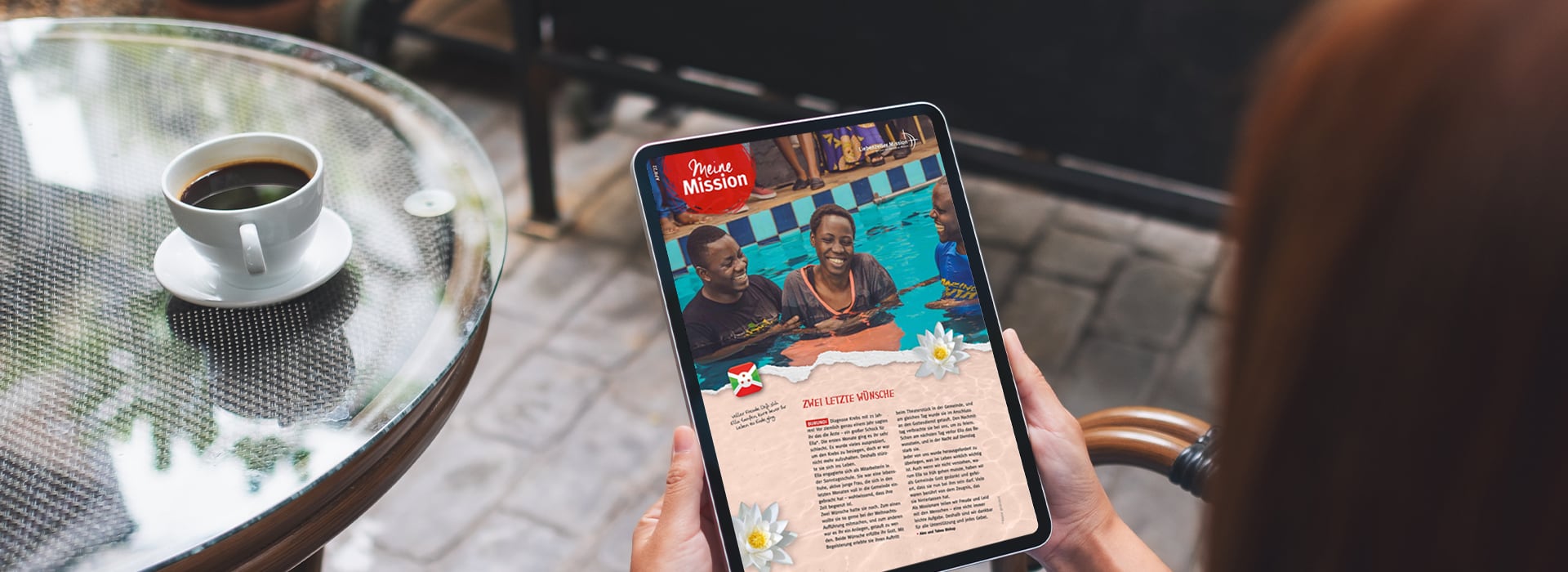 Eine Person liest auf einem Tablet in einem Straßencafé ein digitales Magazin mit einem Poolfoto, während eine Kaffeetasse auf dem Tisch steht.