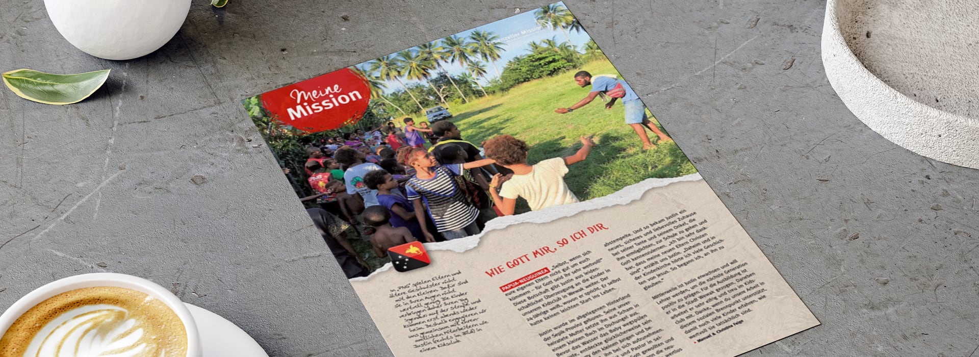 Auf einer Zeitschriftenseite ist eine Gruppe von Kindern im Freien zu sehen, während ein Erwachsener unter Palmen eine Aktivität leitet.