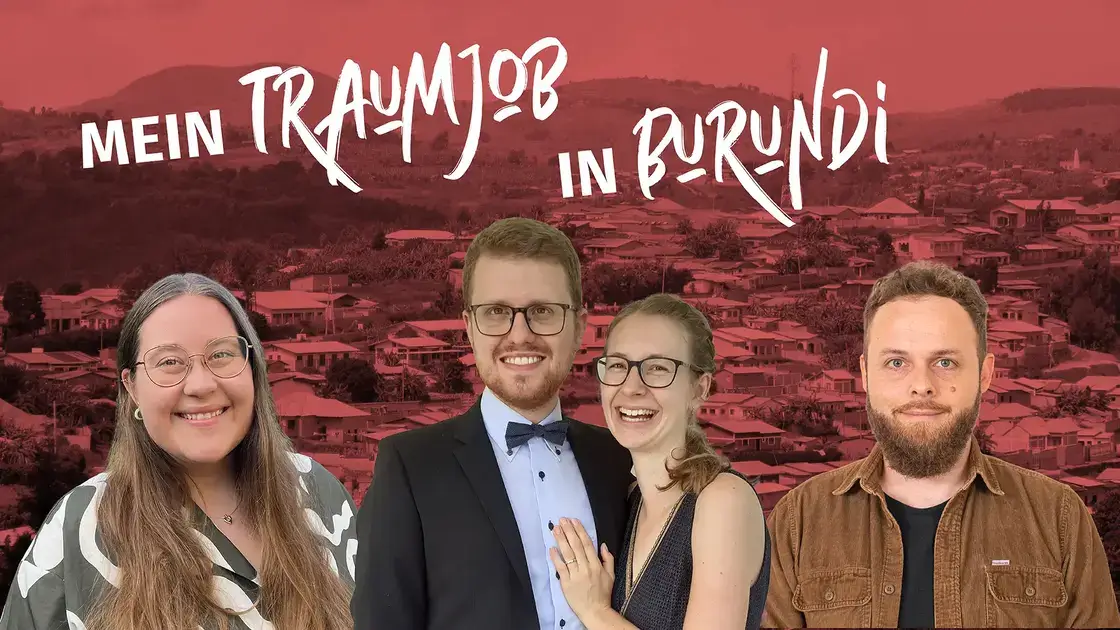 Vier lächelnde Menschen stehen vor einer rot getönten Stadtkulisse, über der der Text „Mein Traumjob in Burundi“ zu lesen ist.