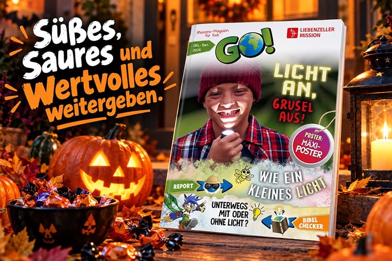 Ein deutsches Magazin mit einem lächelnden Jungen, der eine Taschenlampe in der Hand hält und von leuchtenden Halloween-Kürbissen umgeben ist.