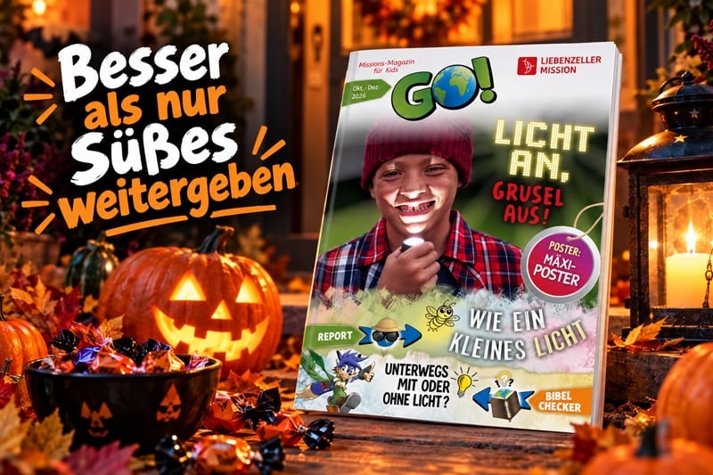 Eine Halloween-Szene mit Kürbissen und Süßigkeiten, in der ein deutsches Magazin im Mittelpunkt steht, in dem es darum geht, Licht zu teilen – und nicht nur Süßigkeiten.