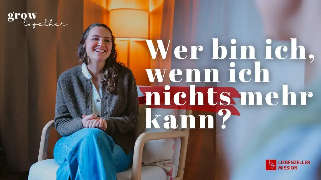 Eine lächelnde Frau sitzt auf einem Stuhl; ein deutscher Text fragt: „Wer bin ich, wenn ich nichts mehr tun kann?“.