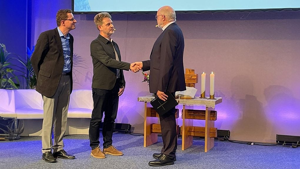 Dekan Erich Hartmann (rechts) führte Werner Kröger (Mitte) und Dave Jarsetz in ihr neues Amt ein.