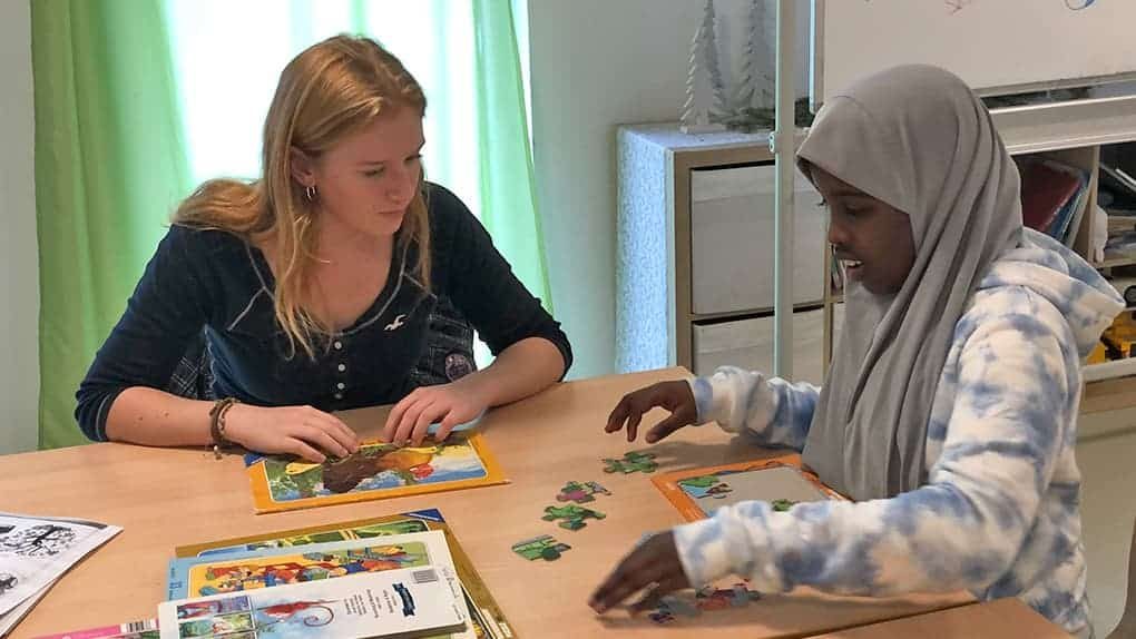 Johanna Friedmann beim Puzzeln mit einer Bewohnerin des Hoffnungshauses