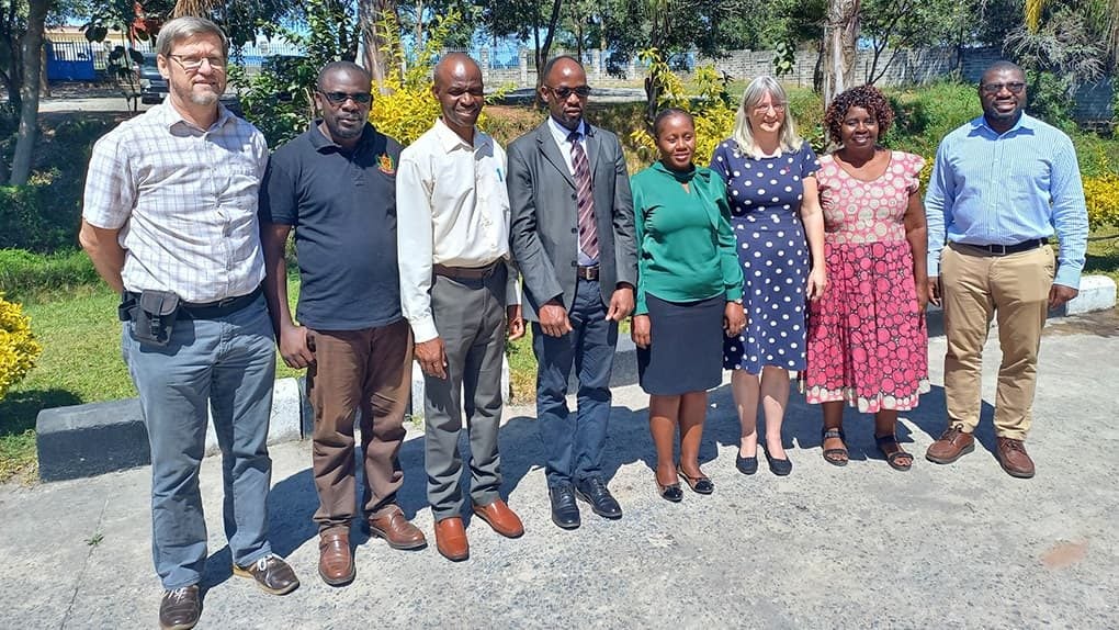 Margit Schwemmle mit Kolleginen und Kollegen an der Evangelical University in Ndola (Sambia).