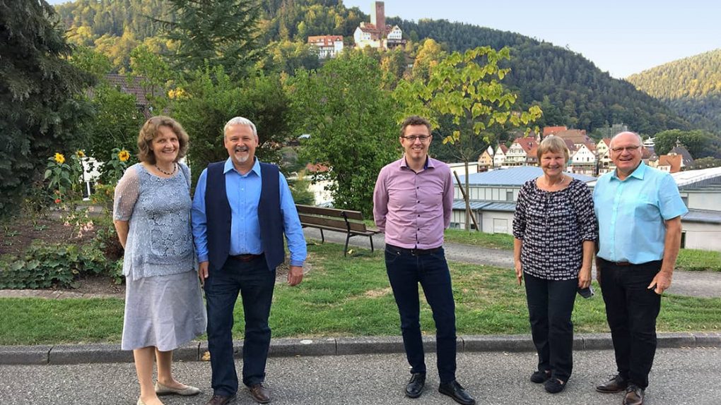 Feierliche Verabschiedung: Missionsdirektor David Jarsetz (Mitte) mit Ulrike und Martin Kocher (links) und Ulrike und Klaus-Dieter Mauer