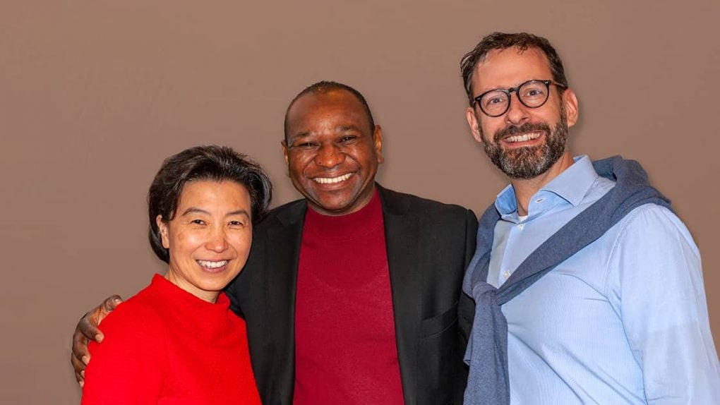 Prof. Dr. Mihamm Kim-Rauchholz, Yassir und Moderator Pfarrer Nicolai Hamilton (v.l.n.r.).