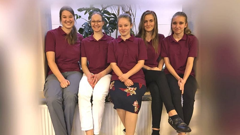 Absolvieren zurzeit mit viel Freude eine Ausbildung in der Küche der Liebenzeller Mission (von links): Rebekka Teske, Ihmke Joppien, Leonie Bernhardt, Laureen Maurer und Jessica Seidel.