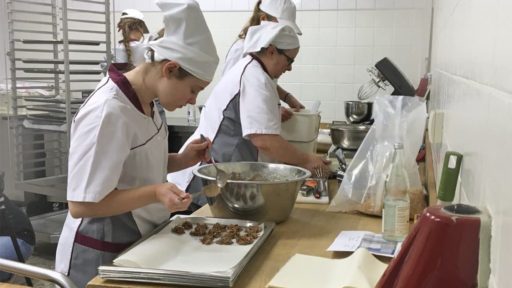 Azubis der Liebenzeller Mission beim Backen von Weihnachtsplätzchen