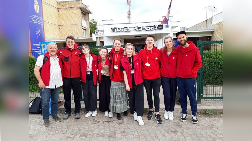 Das Team aus Studierenden von IHL und ITA im Einsatz in Serbien.