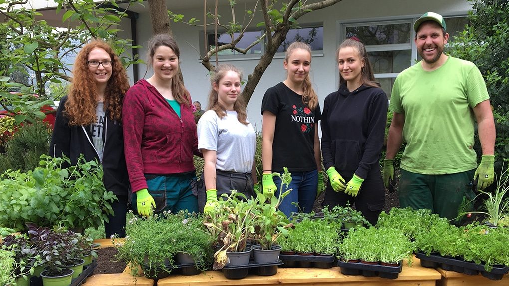 Freuen sich über den neuen Kräutergarten: die fünf Auszubildenden der Liebenzeller Mission und Gärtner Joel Blasche.