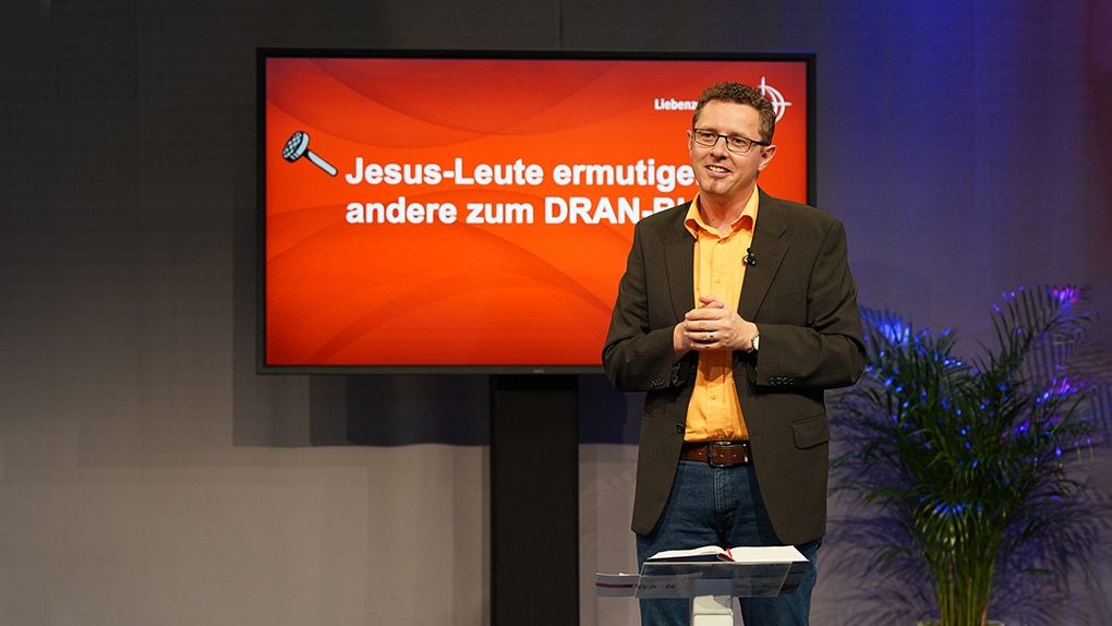 Missionsdirektor David Jarsetz predigte zum Motto des Missionsfestes: Dran. Foto: Thomas Kasper.