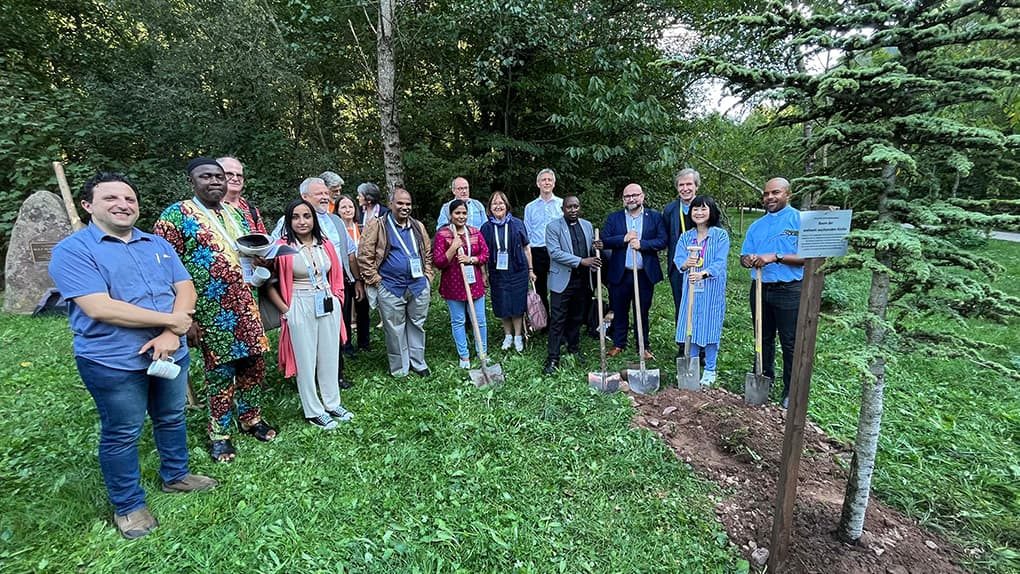 Vertreter von 20 Kirchen aus aller Welt sowie der Liebenzeller Mission pflanzten zusammen mit Bürgermeister Roberto Chiari eine Atlas-Zeder im Sophi Park in Bad Liebenzell.