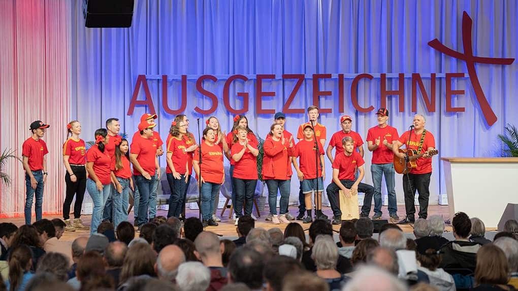Eine Gruppe aus Marbella (Spanien) trat mit mehreren Liedern beim Missionsfest auf.