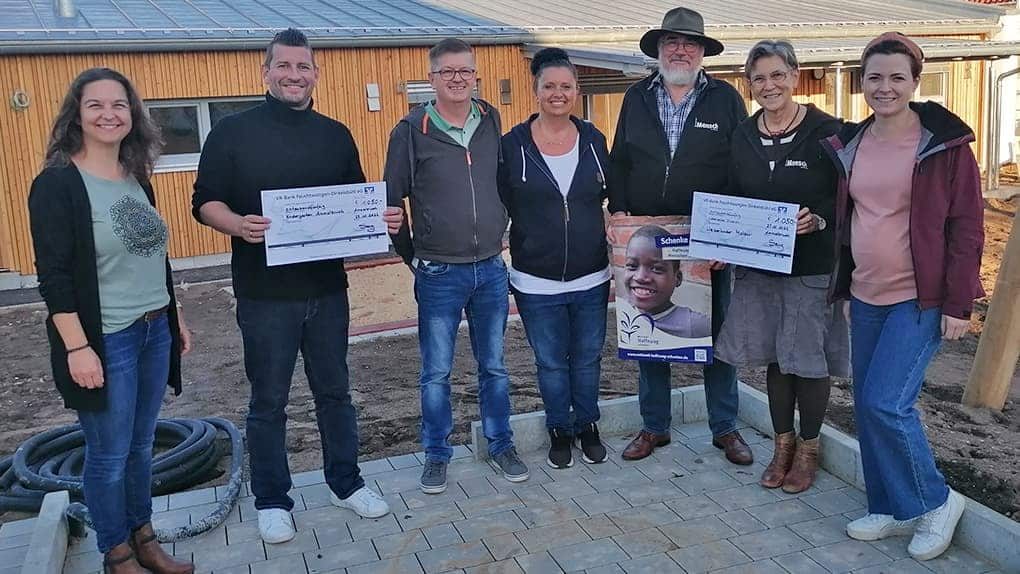 Katja Metterlein (Leiterin des Kindergartens Ammelbruch), Simon Schäffler (Bürgermeister Gemeinde Langfurth), Dieter Seng , Tina Seng , Ernst und Irmgard Schülein (Mitarbeiter der Liebenzeller Mission), Johanna Bogenreuther-Schlosser (Pfarrerin von Ammelbruch) bei der Scheckübergabe der Spende (v. l. n. r.)