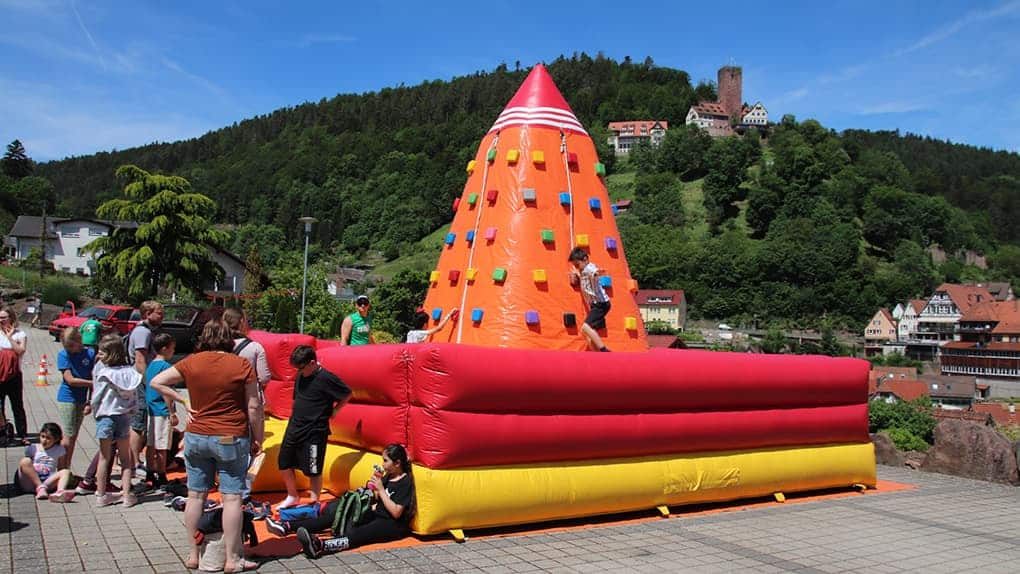 Ein Hüpfburg-Kletterturm wird auch dieses Jahr wieder Teil der Spielstraße aus 60 Stationen sein.