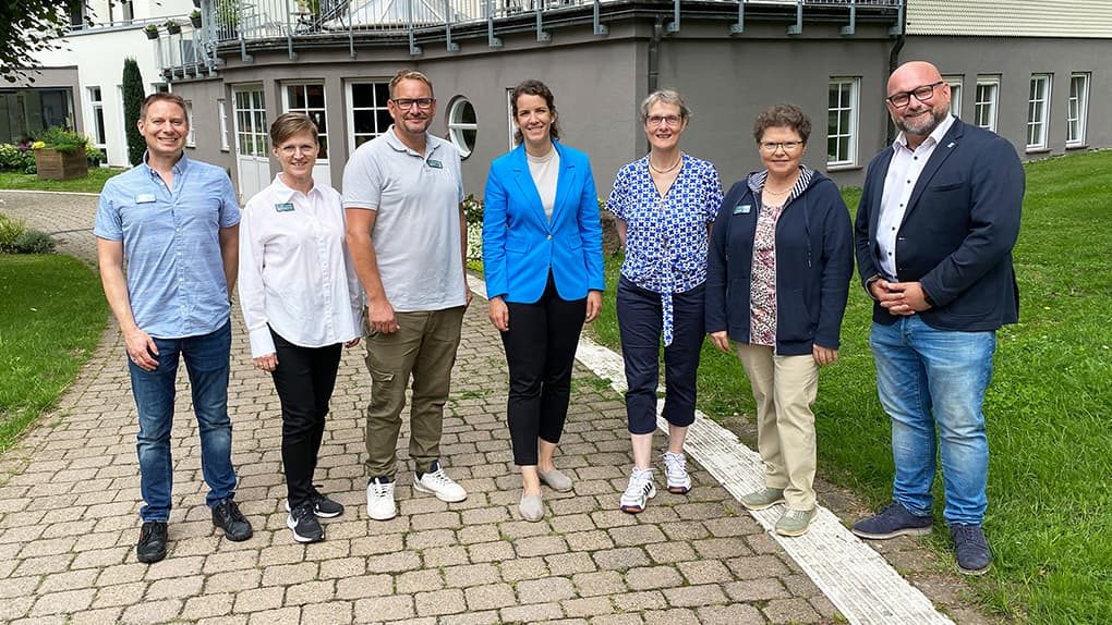 Tauschten sich über das Thema Familienerholung aus: Holger Krauß (Verwaltungsleiter Christliche Gästehäuser Monbachtal), Claudia Stautner-Jersak (Assistentin des Leiters der Gästehäuser), Eric Bayer (Leiter Christliche Gästehäuser Monbachtal), MdB Lina Seitzl (Vorsitzende der Evangelischen Familienerholung), Ulrike Gebelein (Diakonie Deutschland), Doris Walz (Hauwirtschaftliche Leiterin der Gästehäuser) und Roberto Chiari (Bürgermeister Bad Liebenzell) (v.l.n.r.).