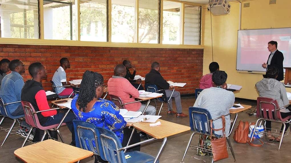 Prof. Dr. Tobias Schuckert an der Evangelical University in Sambia