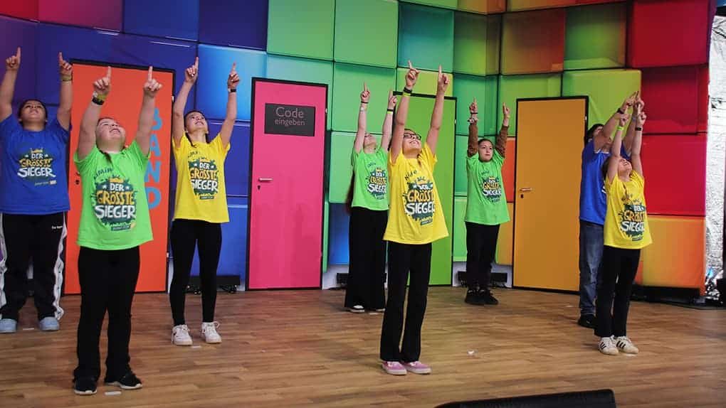 Die Band der Pforzheimer Stadtmission brachte einige Kinder mit, welche die Lieder mit Bewegungen begleiteten.